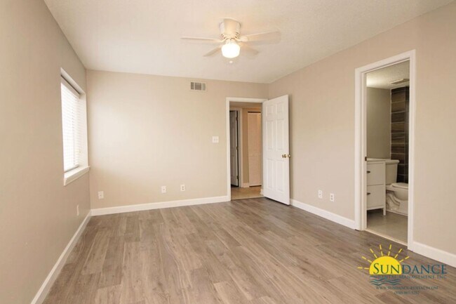 Building Photo - Gorgeous 2 Bedroom Condo At Finisterra!