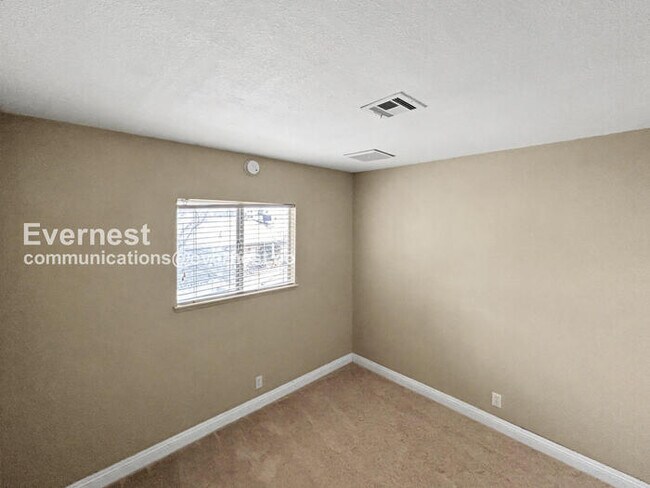 Building Photo - 4 Bed/3 Bath Home with Garage / Pet-Friendly / Vouchers Accepted / Available Now!