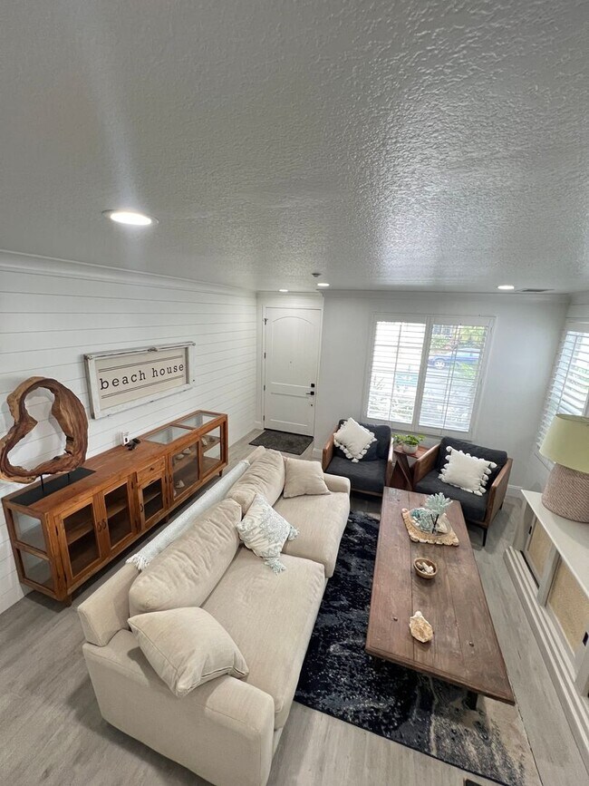 Building Photo - Beautifully Furnished Home in Huntington Beach