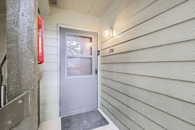 Building Photo - Mission Hills One Bed Condo For Rent! Central Fort Collins!