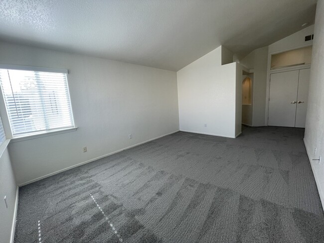 Building Photo - Carry Over Showing: This property has been...