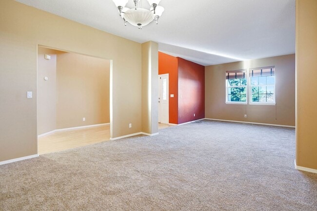 Building Photo - 4Bd/2.5Ba Two Story House - Available Soon!