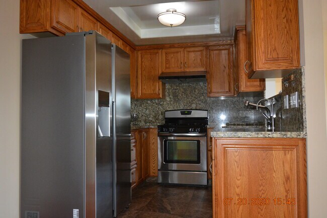 Nice kitchen & appliances - 1017 Sonora Ave