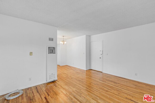 Building Photo - 1627 S Bundy Dr