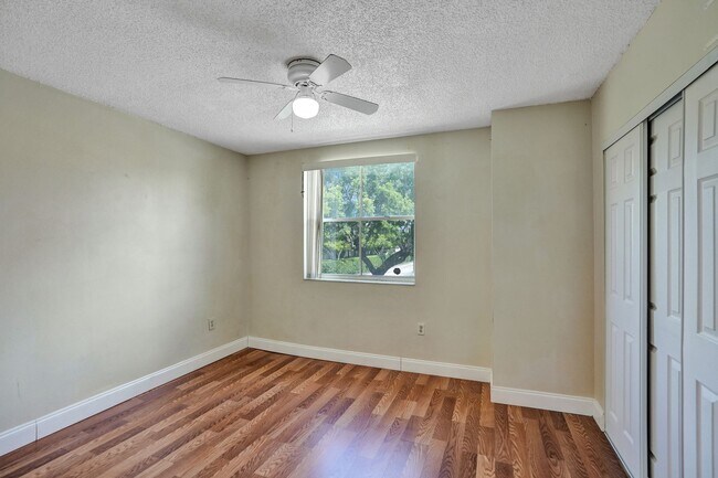 Building Photo - Townhouse with 2 Beds, 2.5 Baths, In-Unit Washer/Dryer