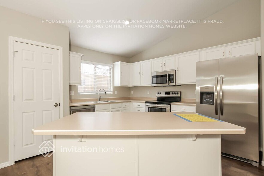Building Photo - 3352 E Chickadee Rd