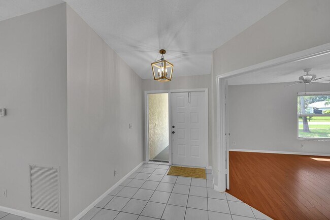 Building Photo - 1800 Primrose Ln