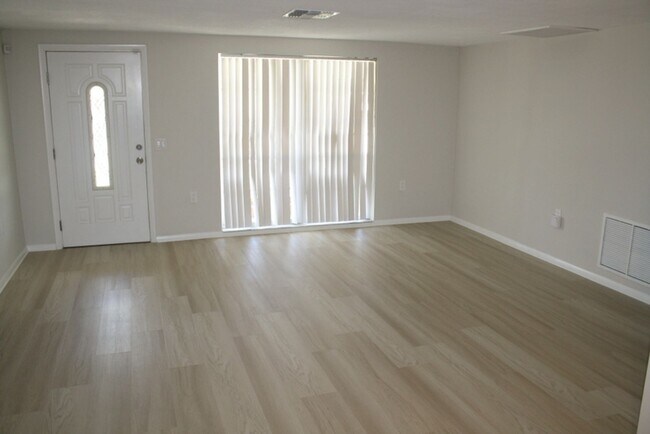 Building Photo - Beautifully updated 2 bedroom 2 bath