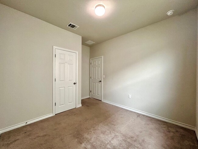 Building Photo - 12012 Saddle Rock Dr