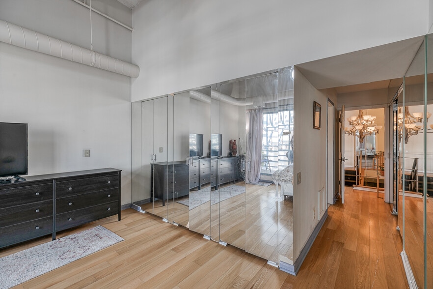 Building Photo - 3 N Christopher Columbus Blvd