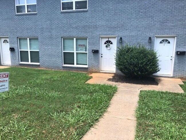 Building Photo - Recently Renovated 2 Bedroom 1 1/2 Bath To...