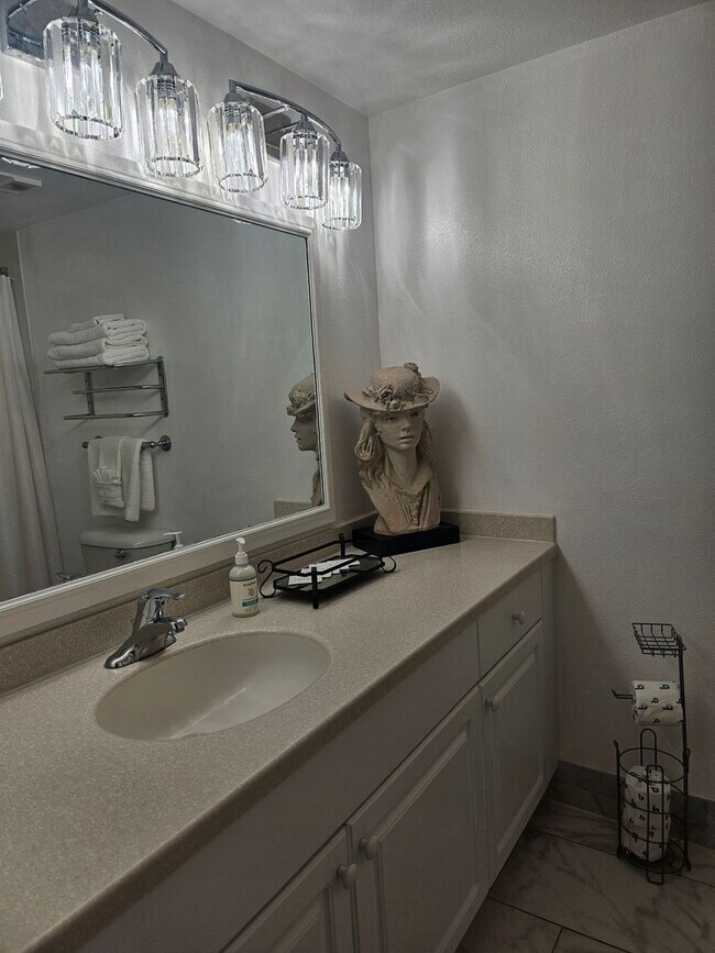 Building Photo - 1 BEDROOM 1 BATH CONDO