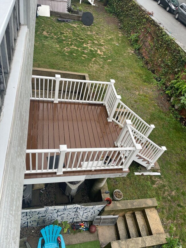 Building Photo - FREE MONTH Modern Duplex with Pool, Parking, 2 balconies and 1 deck, Large Bedrooms,1.5 bath Laun...