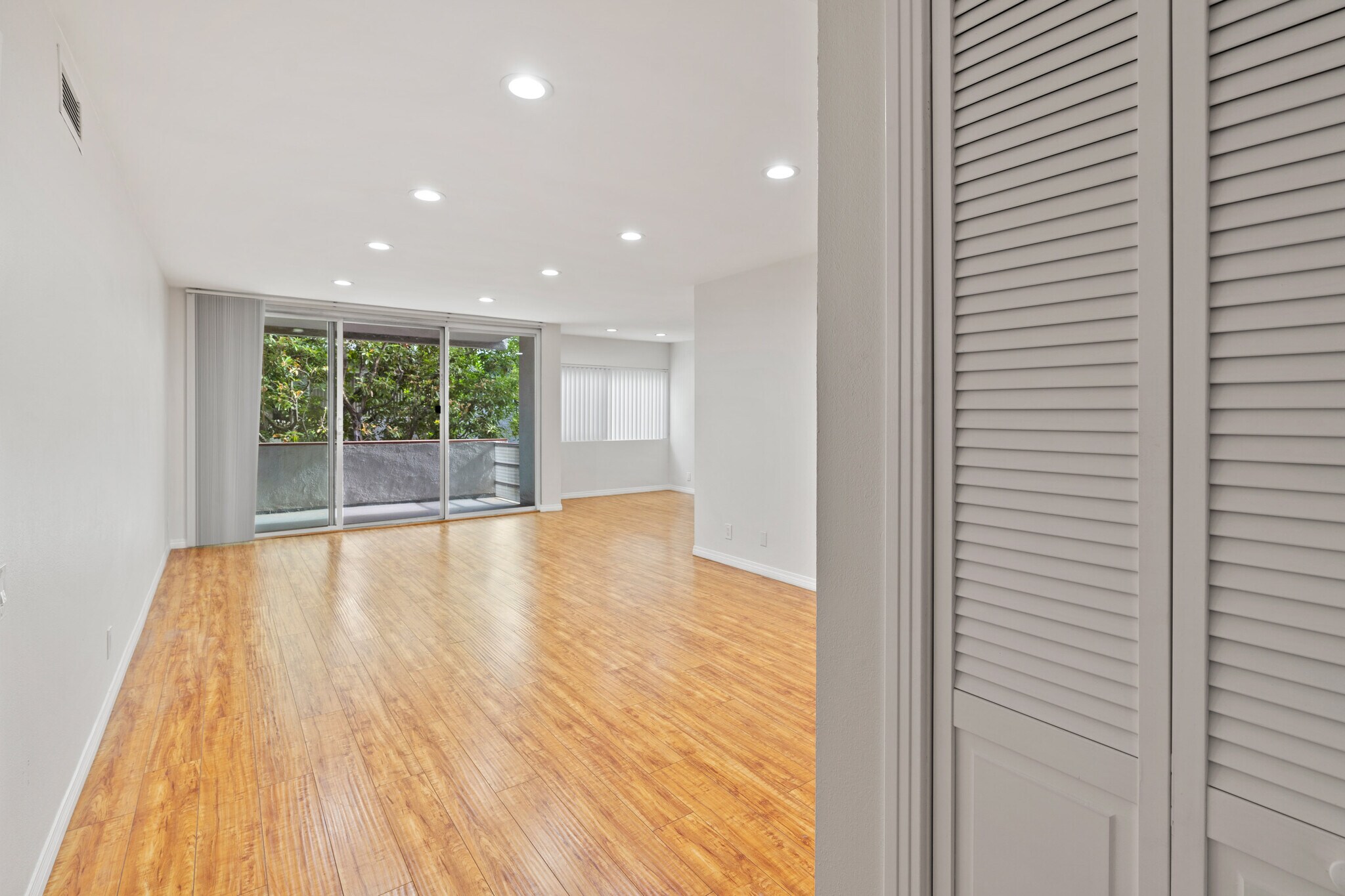 Building Photo - 4915 Tyrone Ave
