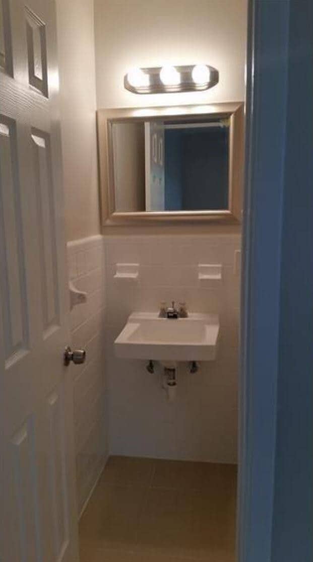 Building Photo - 615 NE 8th Ave