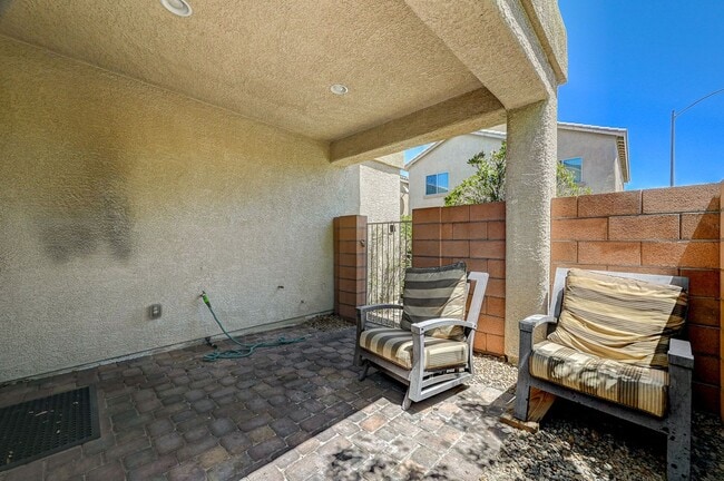 Building Photo - Adorable three bedroom in incredible SW location! Solar panels!