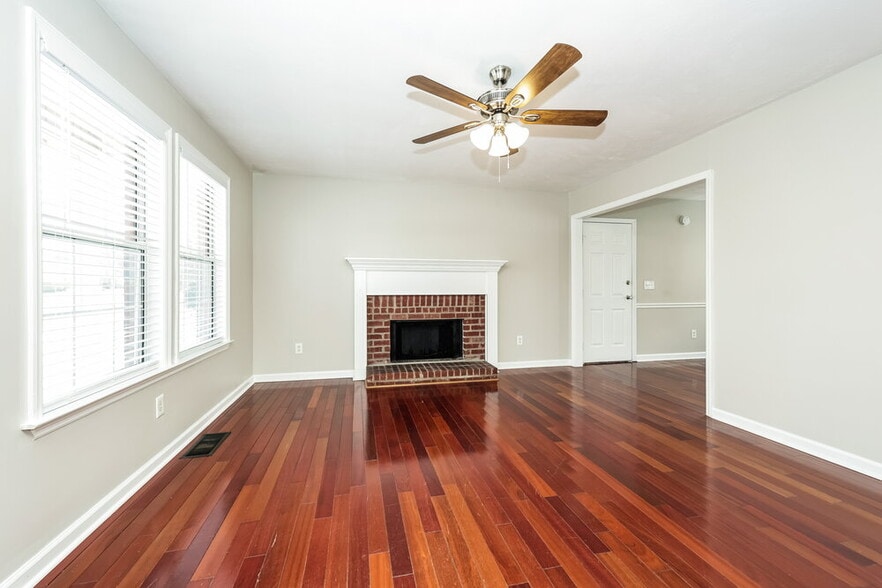 Building Photo - 906 Tal Ln