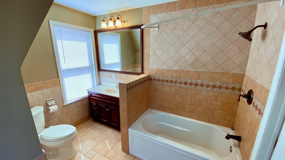 Full bath - 2223 Noble St