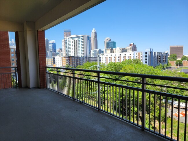 Building Photo - 701 Royal Ct