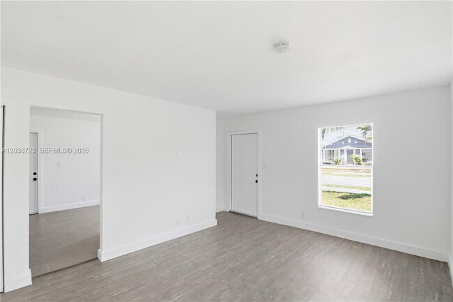 Building Photo - 921 NW 5th Ave