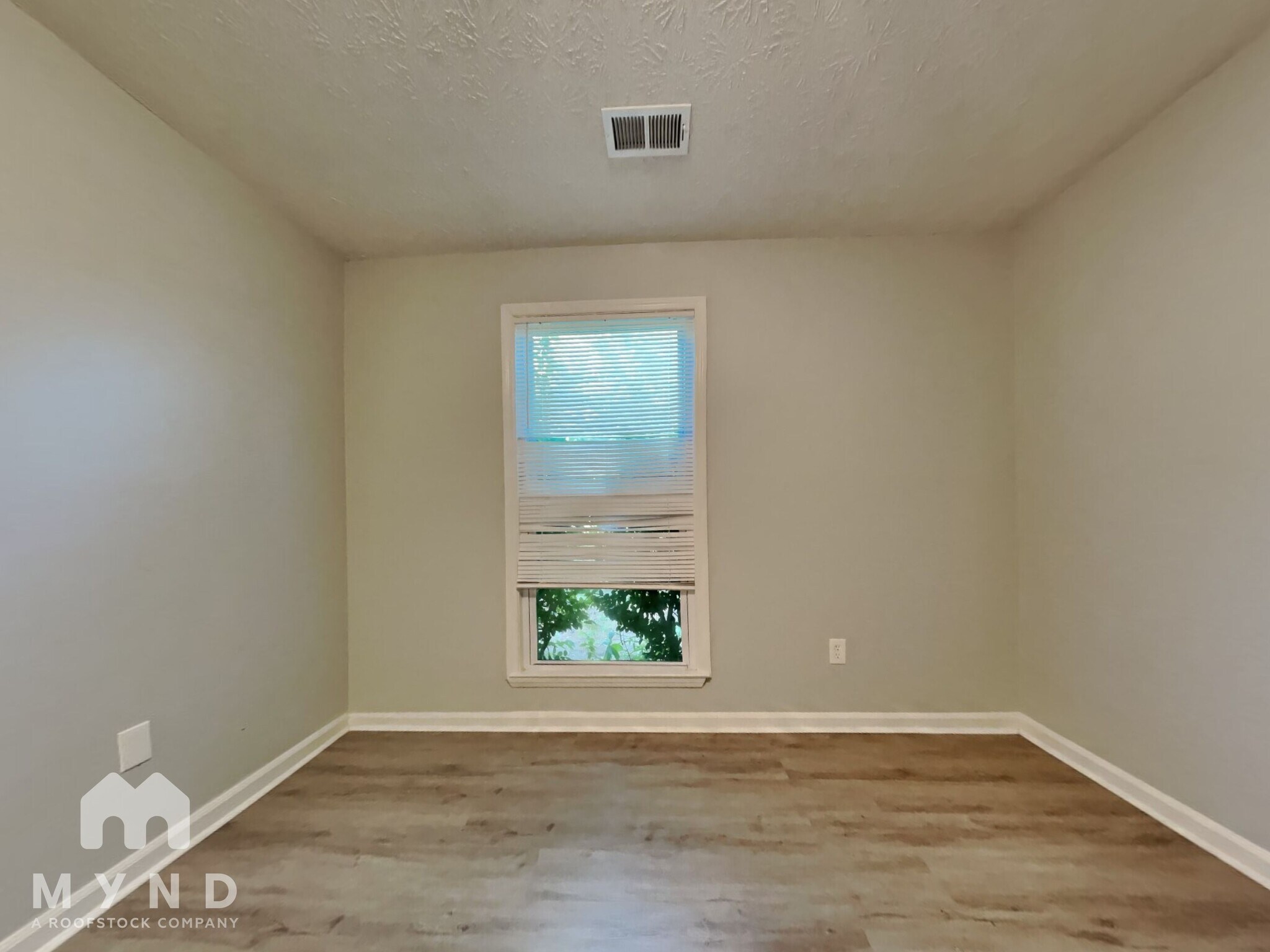 Building Photo - 3047 Brook Hollow Dr