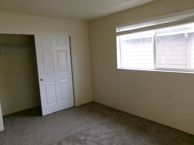 Building Photo - Nice two story 2 bedroom townhouse