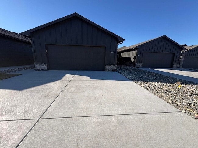 Building Photo - 4827 N Vassar Ave