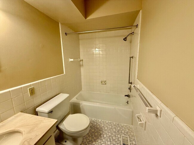 Building Photo - 2 Bedroom/1.5 Bathroom Apartment- First Floor