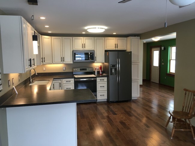 Building Photo - 5 Oak St