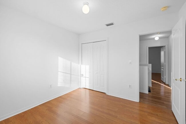 Building Photo - Bridgeport Villas