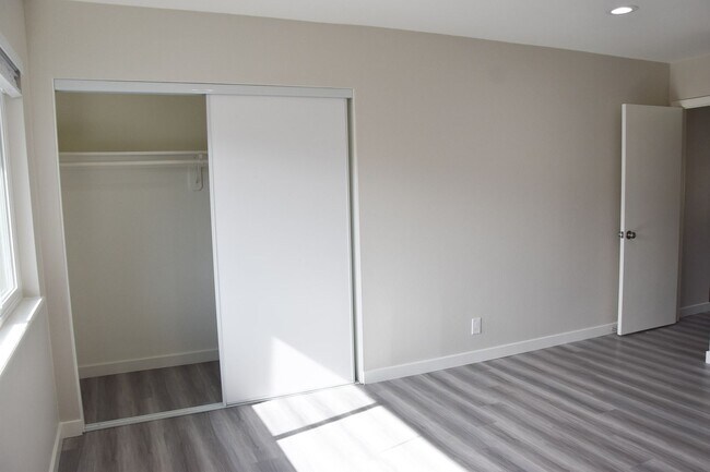 Building Photo - Olive (815) North