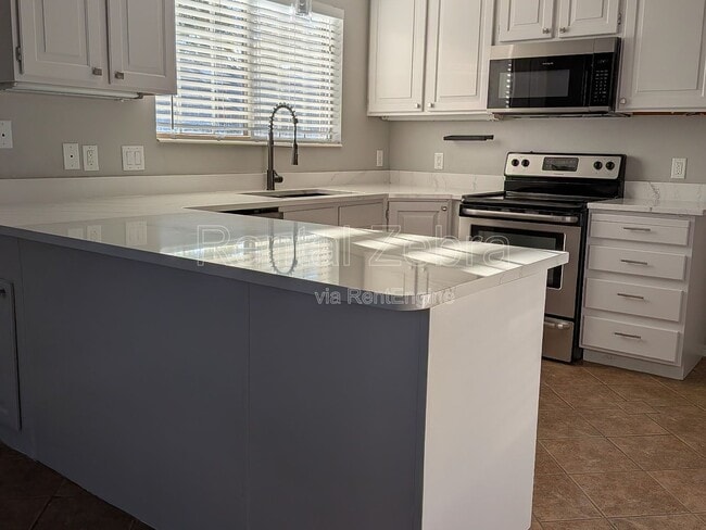 Building Photo - 351 S Valley View Dr