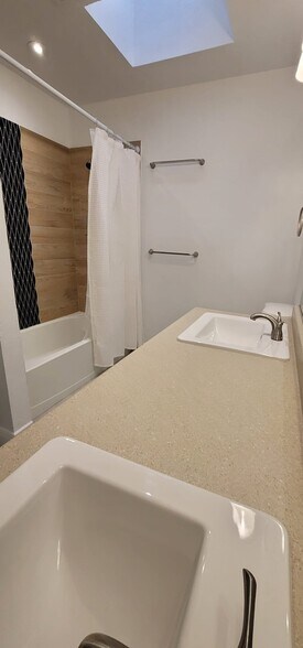 Building Photo - 5709 Avenida Silla