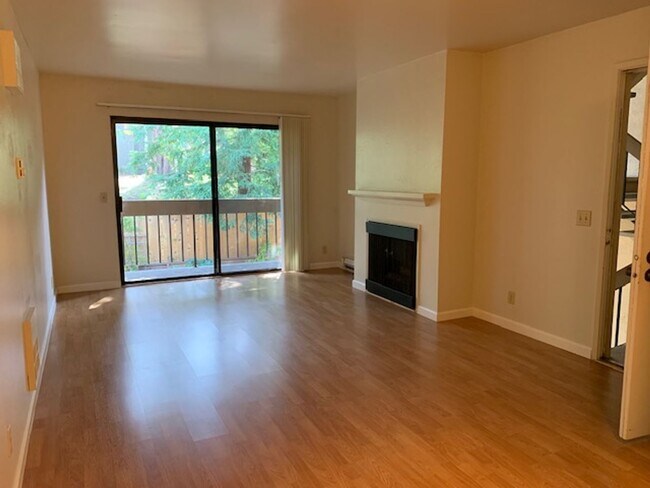 Building Photo - Great 1 Bedroom, 1 Bath second level Golden Oaks Condo in Monterey