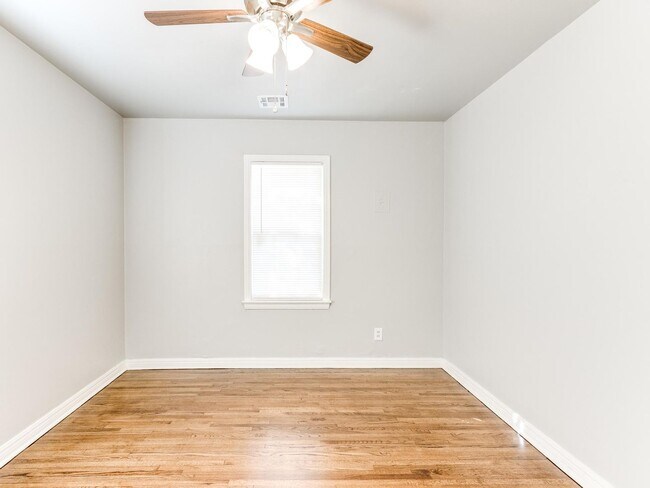 Building Photo - Charming 2 bed 1 bath home with many updates!