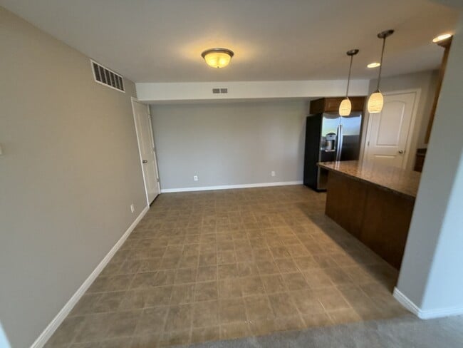 Building Photo - 999 Village River Ln