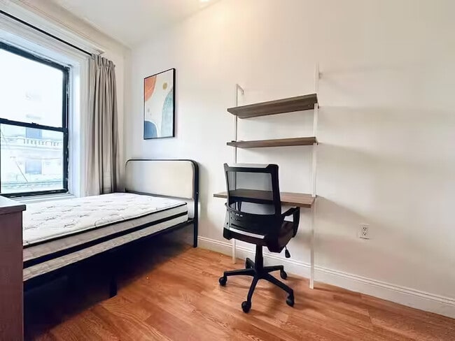 Building Photo - 256 W 108th St