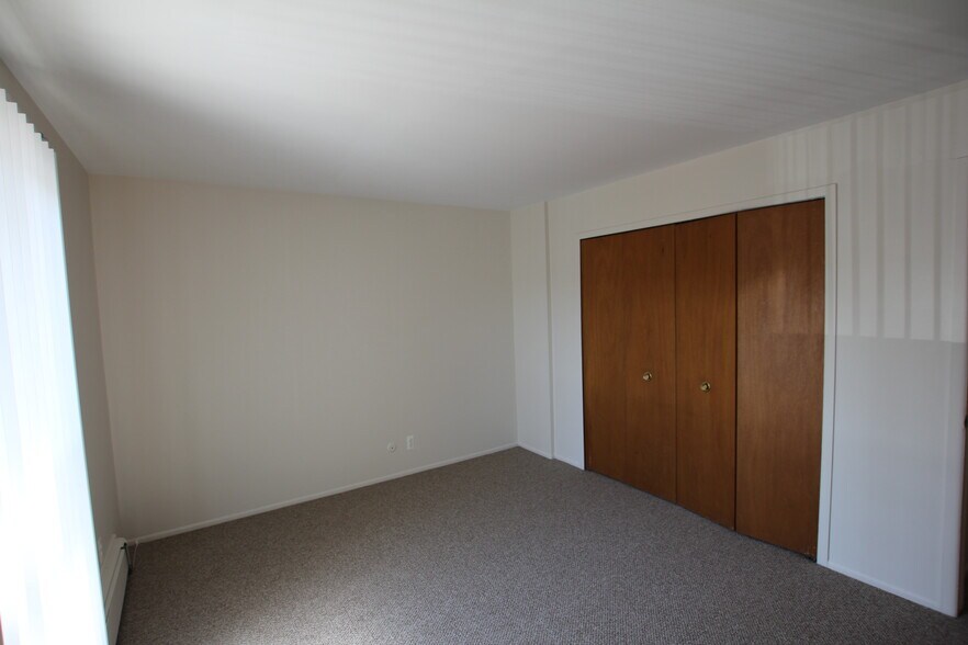 Bedroom - 1080 N Campbell Rd