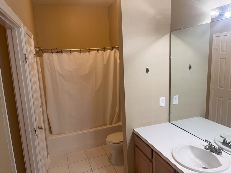 2nd Bathroom - 10550 Baymeadows Rd