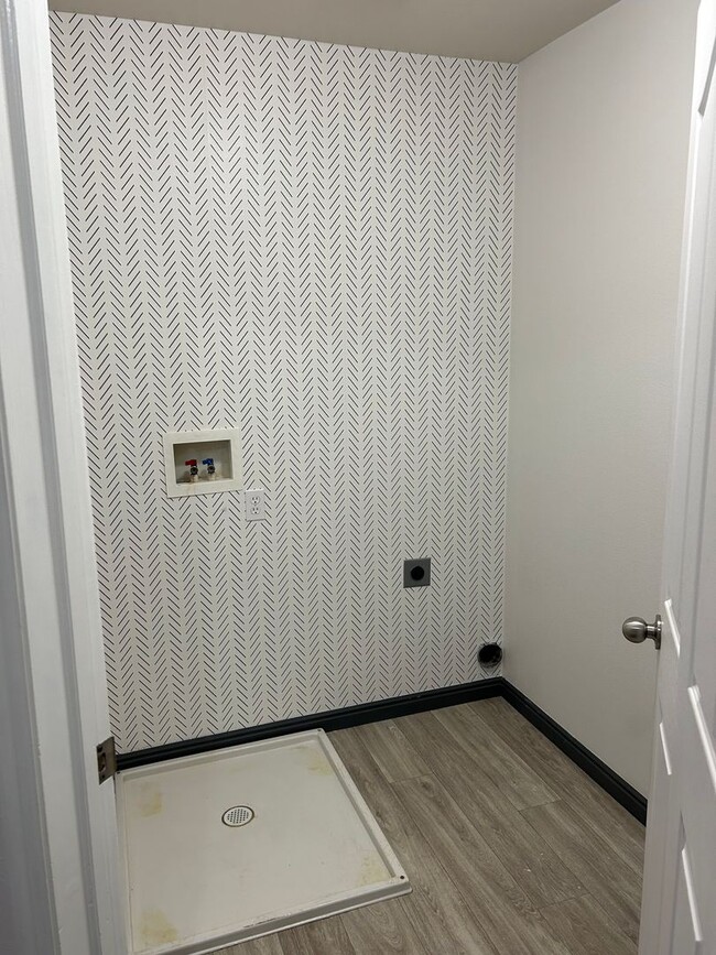 Building Photo - Impressive Remodeled 2 Bed 2 Bath Townhome