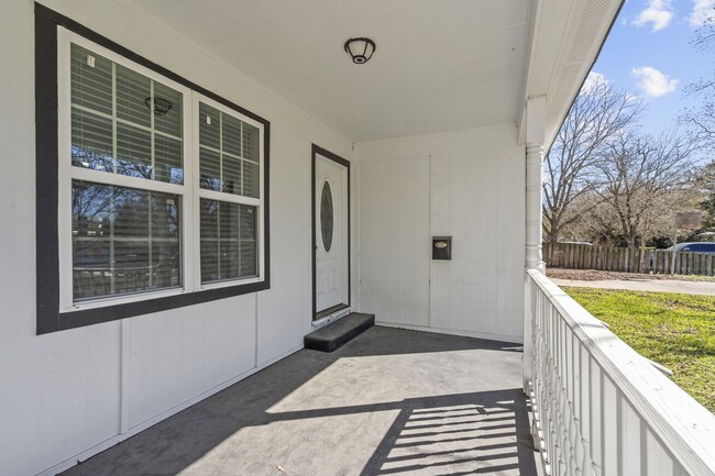 Building Photo - 1132 18th Ave N