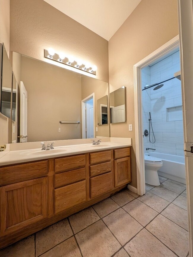 Building Photo - AVAILABLE NOW IN HIGLEY GROVES!!!!