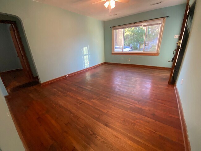 Building Photo - 2BR/1BA, conveniently located