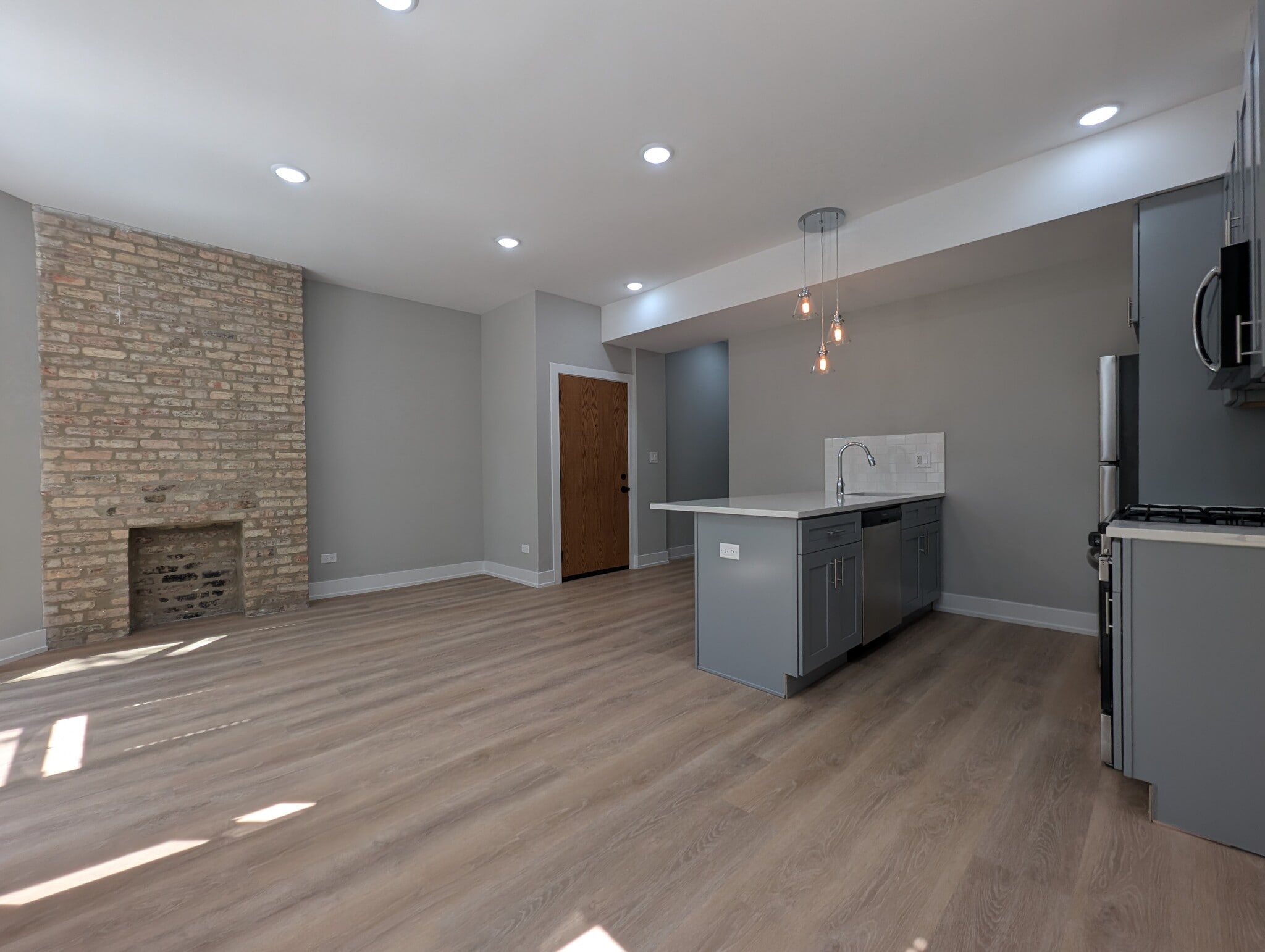 Building Photo - 423 W Belden Ave