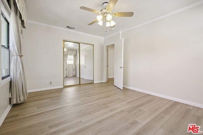 Building Photo - 5667 Heatherdale Dr