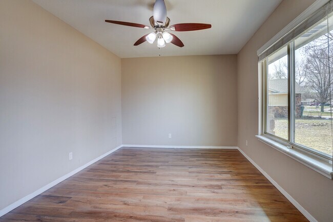 Building Photo - 1906 N Chambers Ter