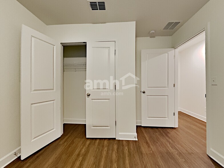 Building Photo - 450 Sandstone Dr