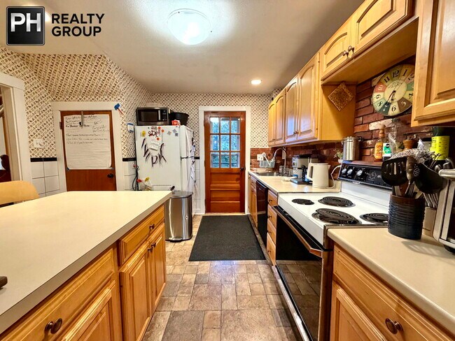 Building Photo - 157 Riverview Ave