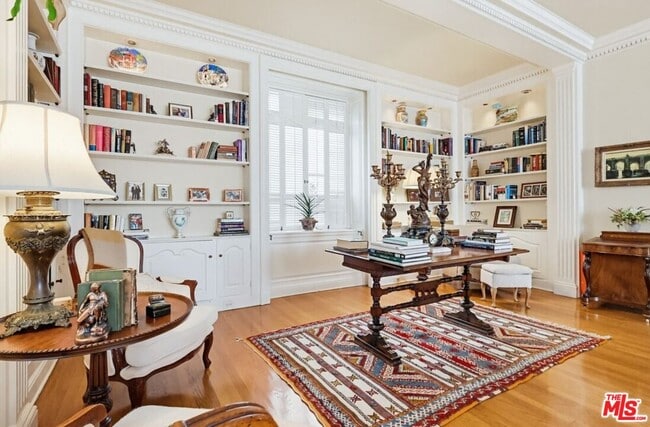 Building Photo - 516 S Rimpau Blvd