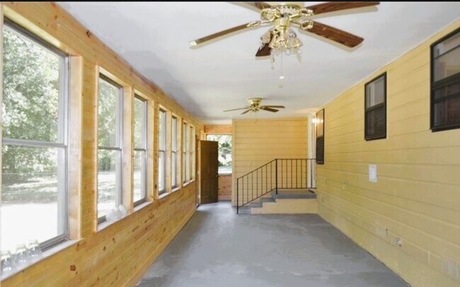 Building Photo - Spacious 4 Bed 2 Bath with Enclosed Patio and Stainless Steel Appliances